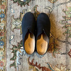 EARTH leather clogs